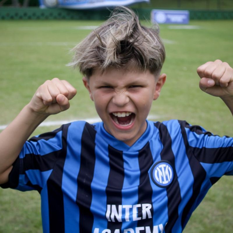 Atleta da Inter Academy comemorando com o uniforme oficial