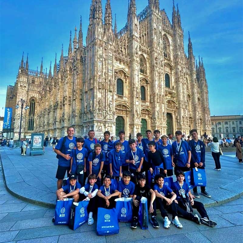 Grupo de atletas do Camp Milano em frente ao Duomo de Milão