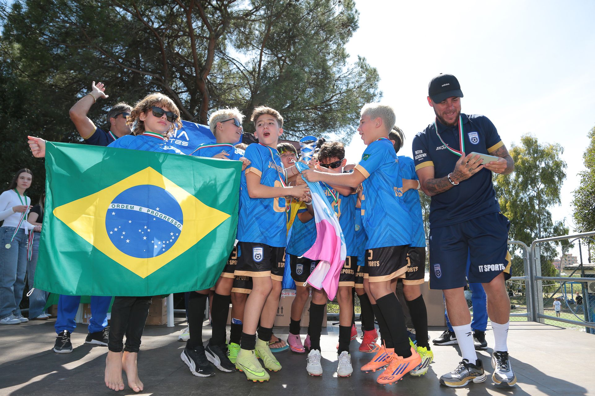 Atletas da Inter Academy Brazil comemoram o título com a bandeira do Brasil