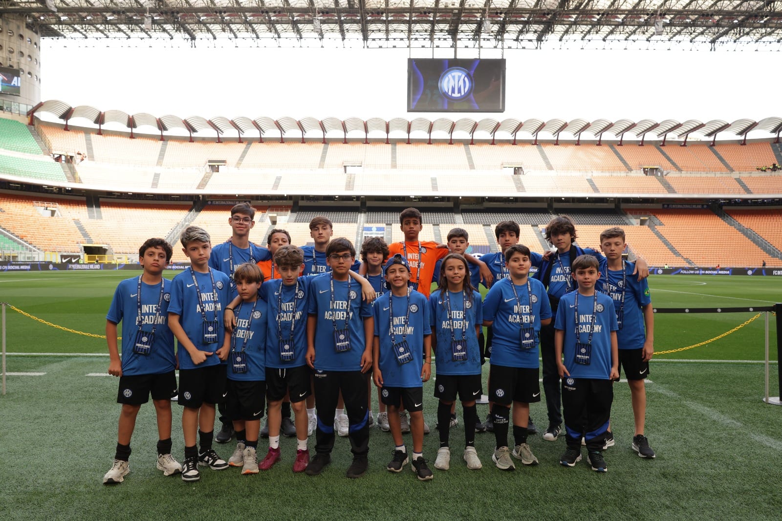 Delegação de atletas da Inter Academy Brazil no gramado do estádio San Siro, em Milão