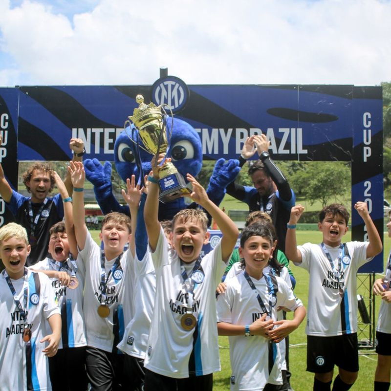 Atletas da Inter Academy Brazil comemorando com o troféu da National Cup