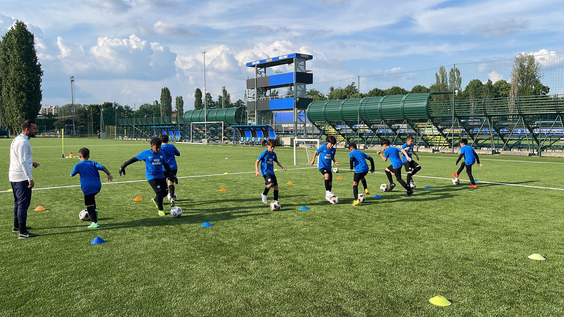 Atletas treinando com a metodologia Inter Academy