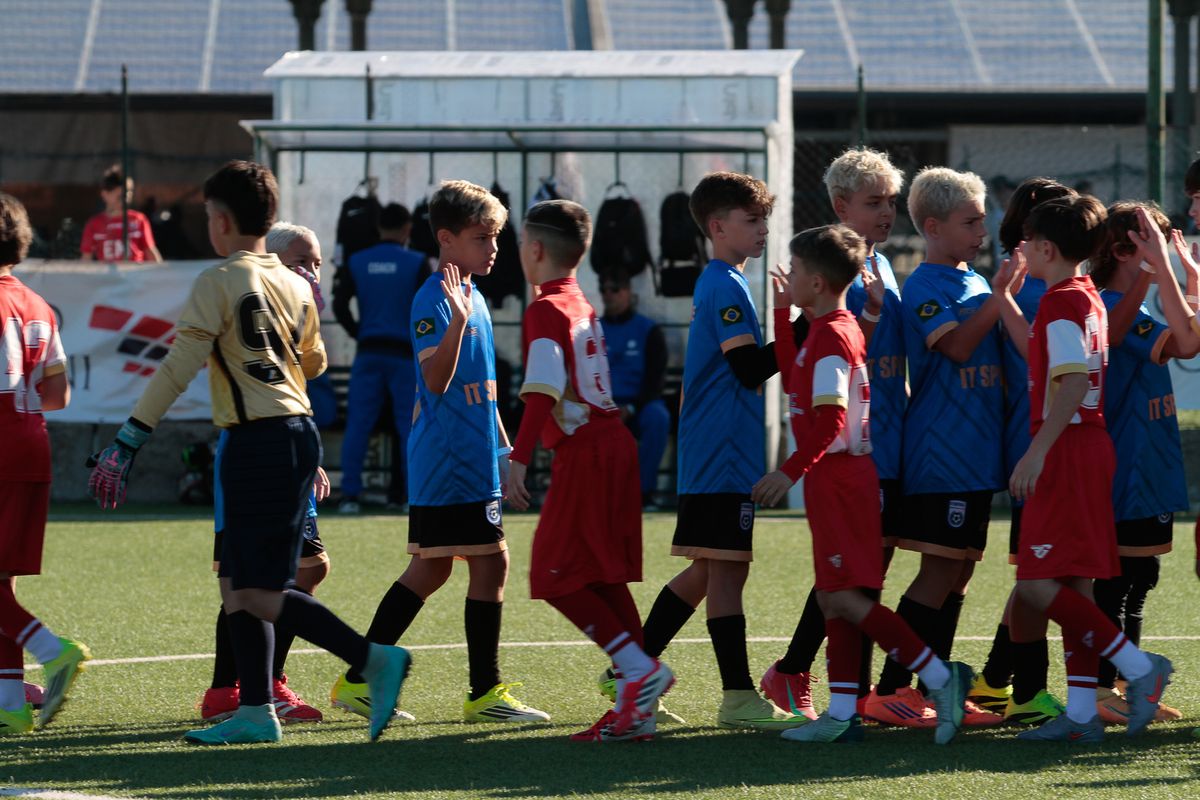 Cumprimento entre as equipes antes da partida