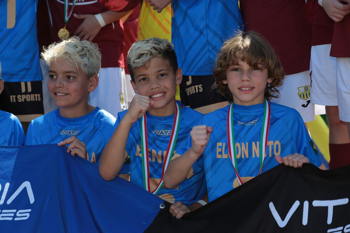 Atletas com as medalhas de campeões