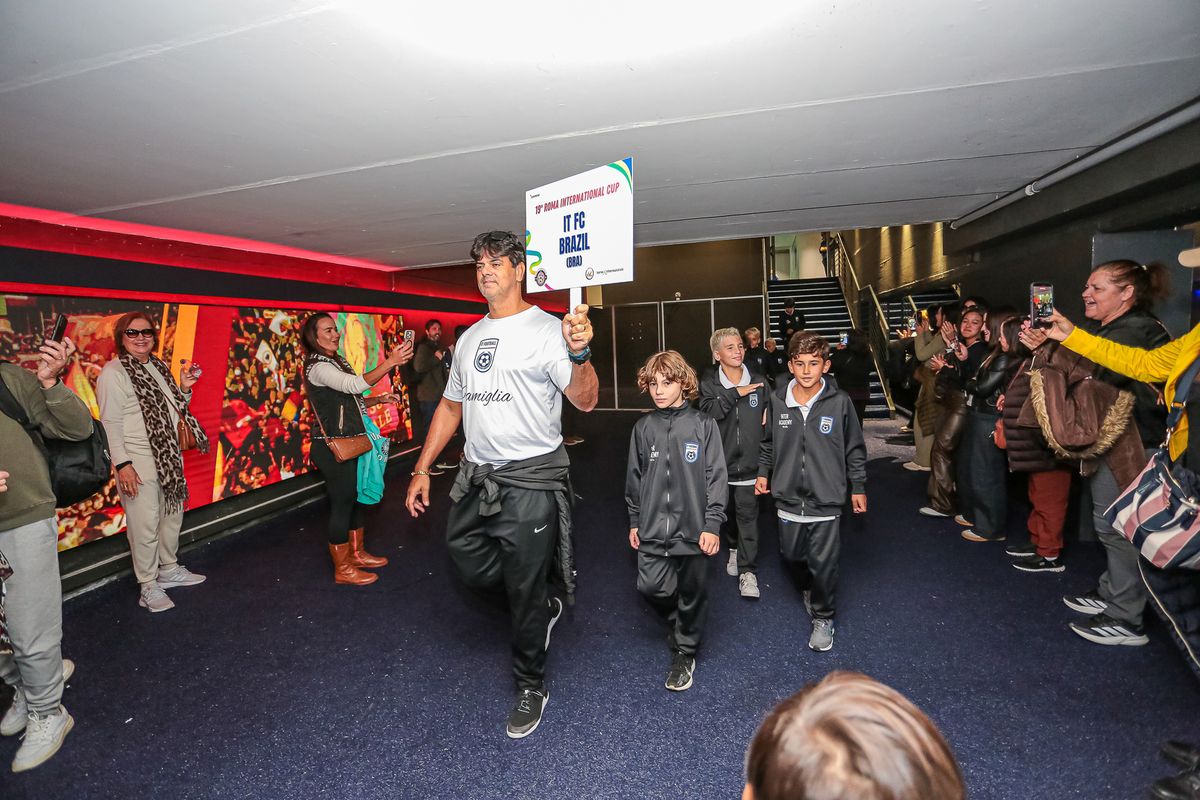 Atletas da Inter Academy Brazil no túnel do estádio